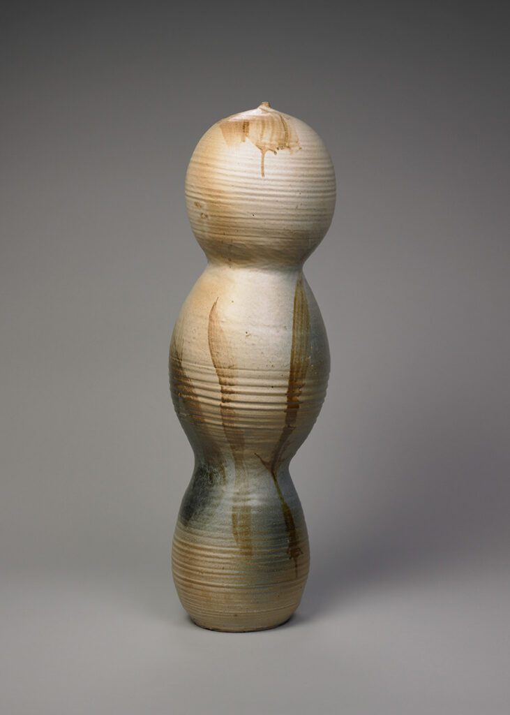Toshiko Takaezu, White Tamarind, 1963. Princeton University Art Museum. Gift of the artist. © Toshiko Takaezu