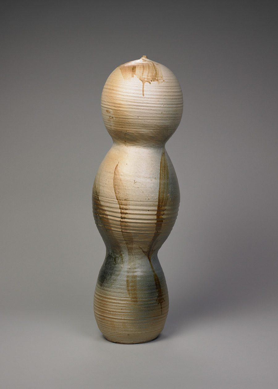 Toshiko Takaezu, White Tamarind, 1963. Princeton University Art Museum. Gift of the artist. © Toshiko Takaezu
